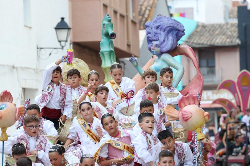 Les carrosses de Gata omplin el recorregut d’enginy, confeti,… i crítiques per l’entrada de bous “sorpresa” Les carrosses de Gata omplin el recorregut d’enginy, confeti,… i crítiques per l’entrada de bous “sorpresa”
